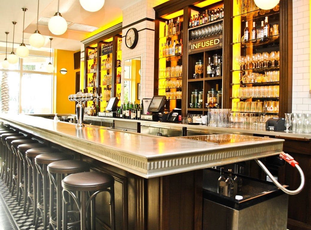 Cassis — Bar